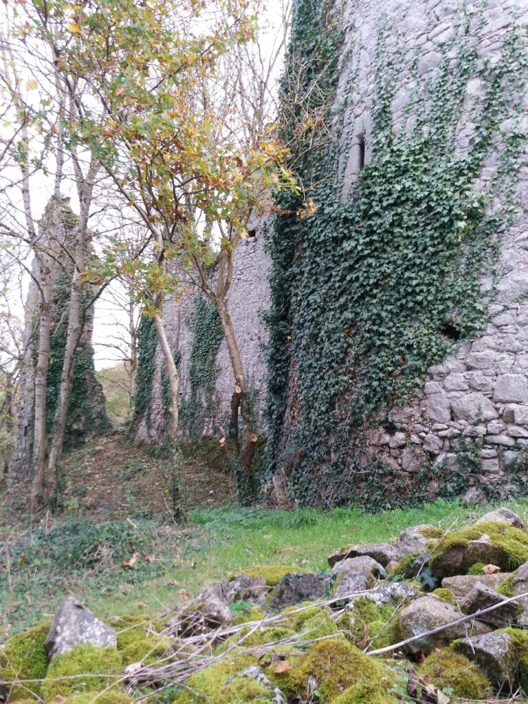 Château de la Côte-au-Chapt: A Fortified Residence in France 2 Château de la Côte-au-Chapt