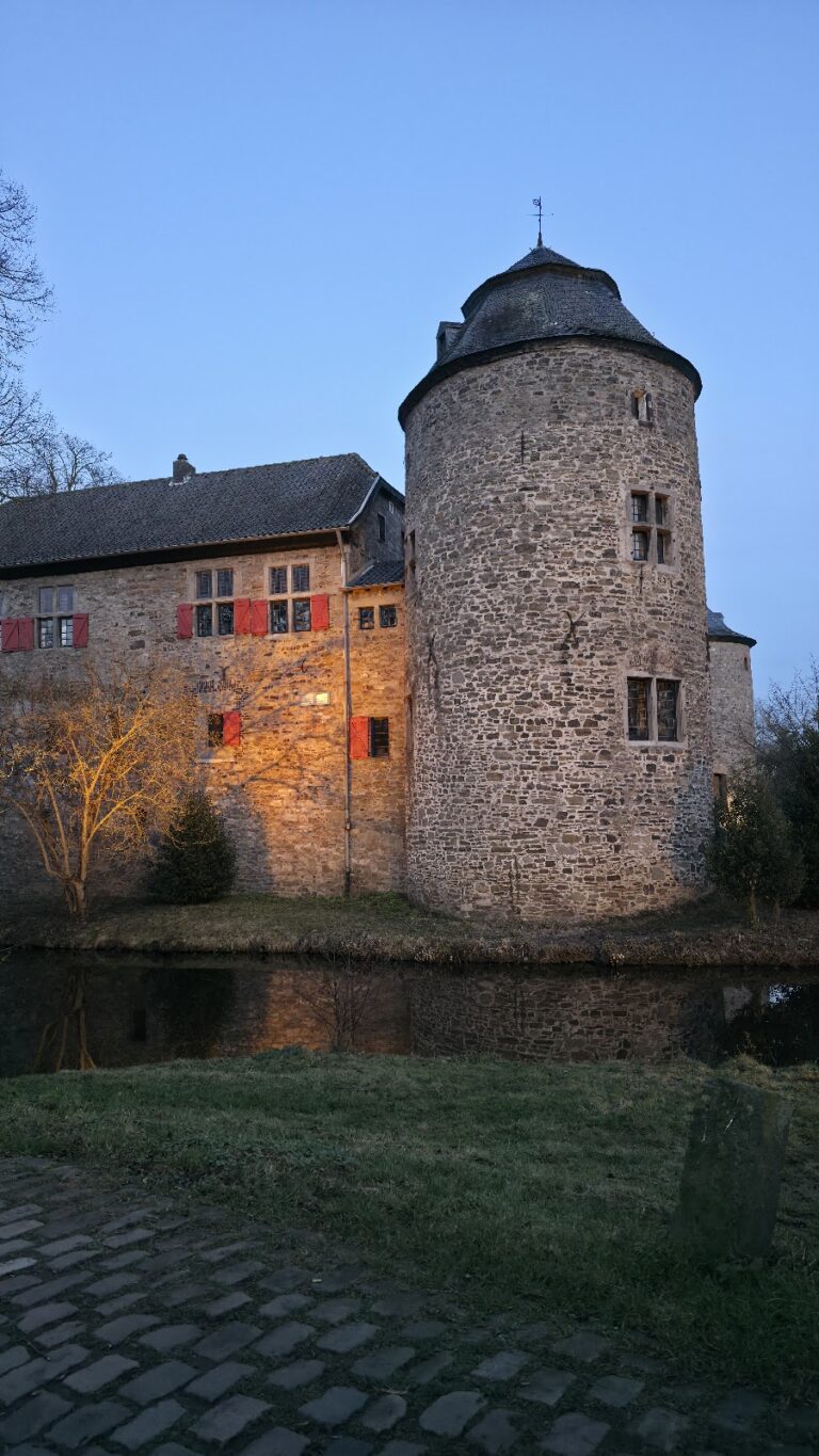 Haus zum Haus: A Thirteenth-Century Moated Castle in Germany