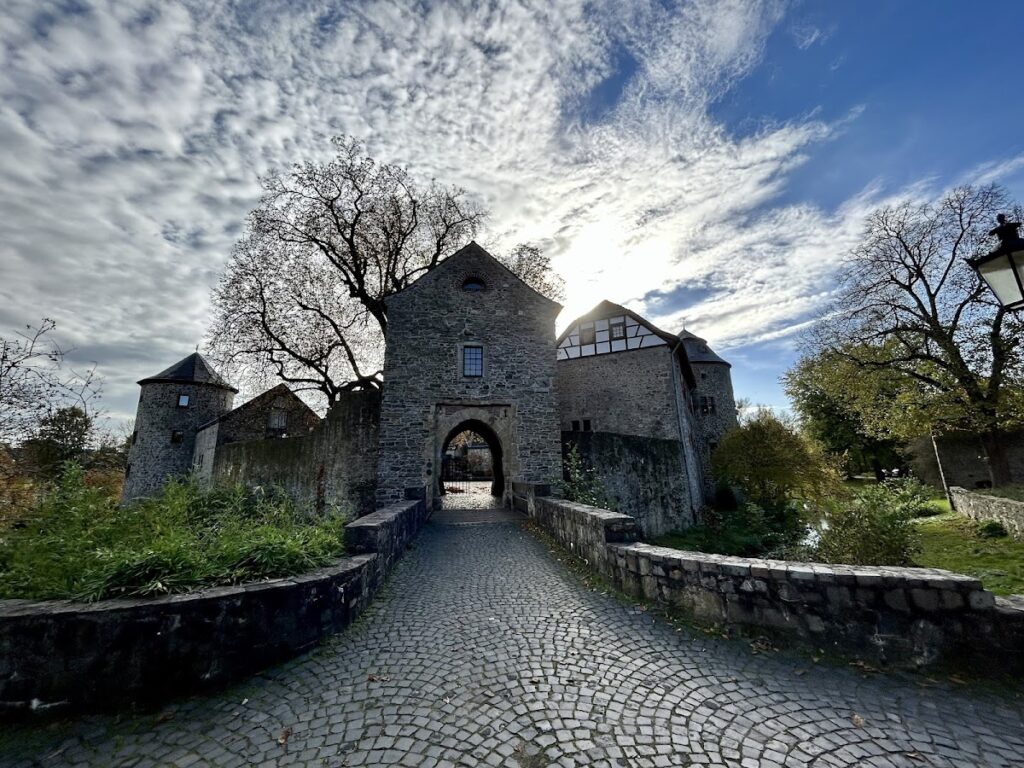 Haus zum Haus: A Thirteenth-Century Moated Castle in Germany 2 Haus zum Haus