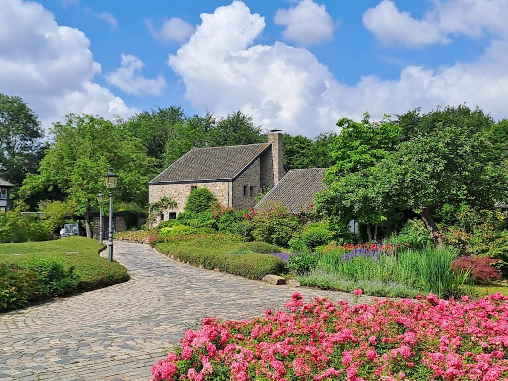 Haus zum Haus: A Thirteenth-Century Moated Castle in Germany 3 Haus zum Haus