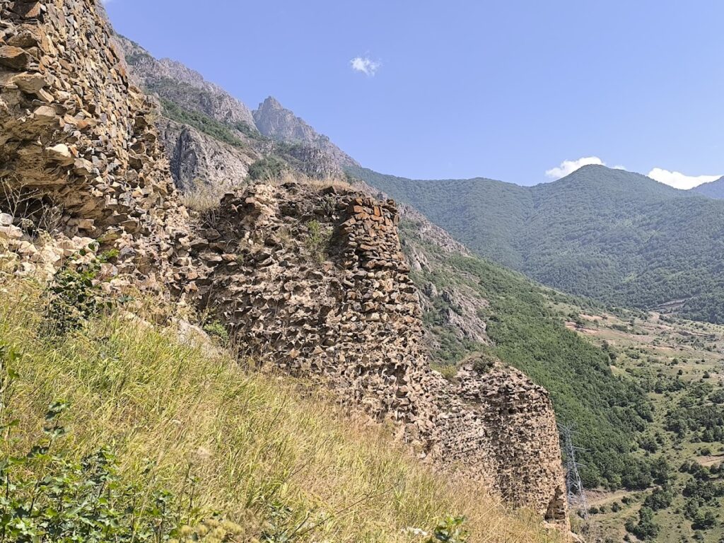 Baghaberd: A Medieval Armenian Fortress in Armenia 1 Baghaberd