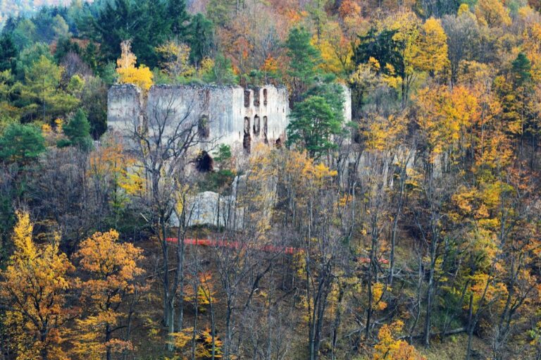 Burgruine Schwarzenbach: A Hilltop Castle Ruin in Austria