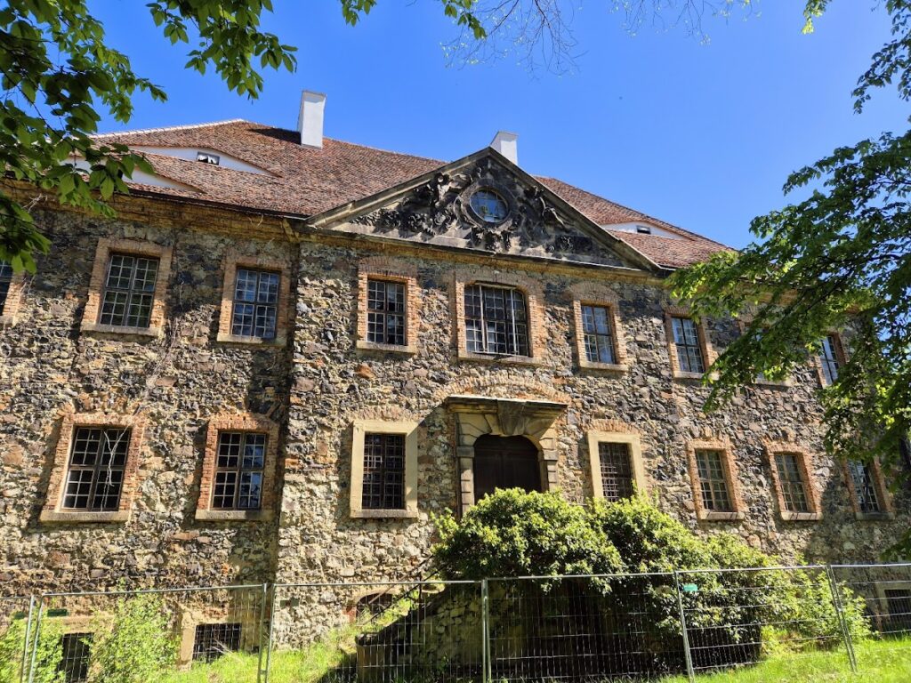 Water Castle Tauchritz: A Former Manor House in Germany 1 Water Castle Tauchritz