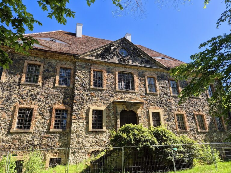 Water Castle Tauchritz: A Former Manor House in Germany