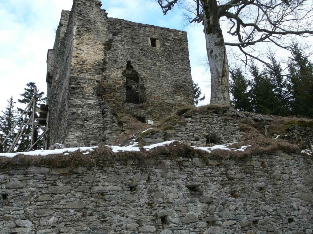Ruine Hauenstein: A Gothic Hilltop Castle in Austria 1 Ruine Hauenstein