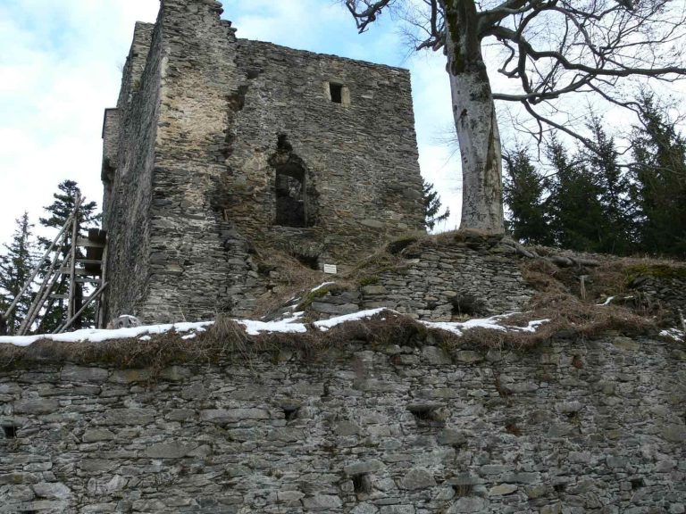 Ruine Hauenstein: A Gothic Hilltop Castle in Austria