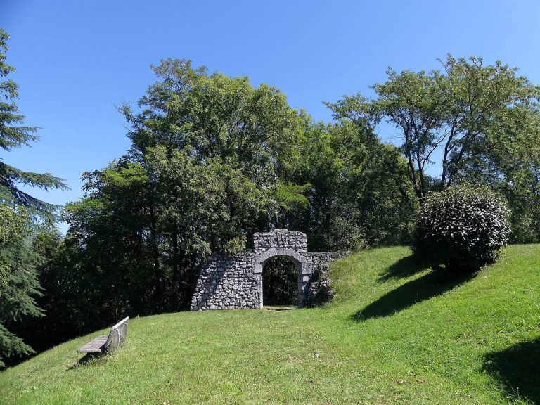 Château de Montmélian: A Medieval Savoyard Fortress in France