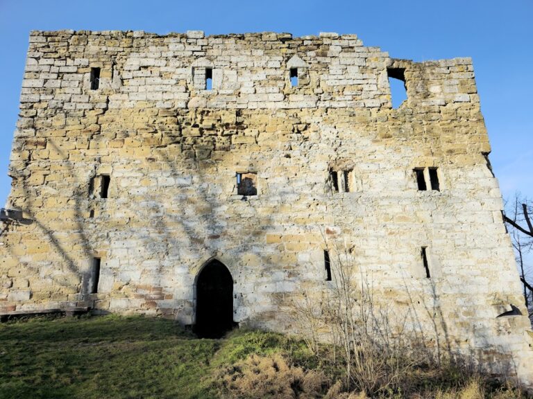 Burgruine Straufhain: Medieval Castle Ruins in Germany