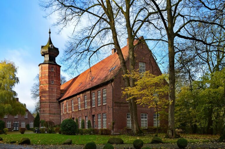 Burg Kniphausen: A Lowland Castle and Noble Residence in Germany