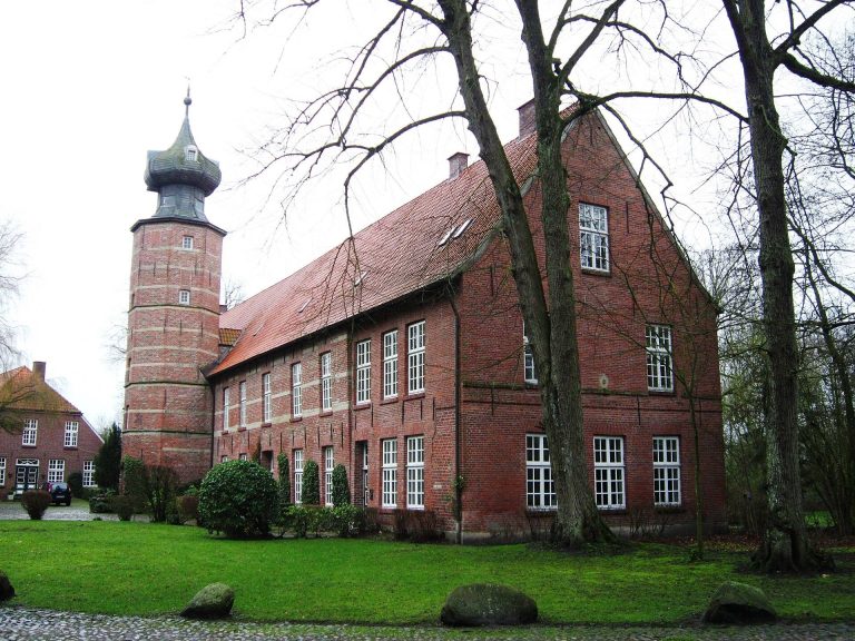 Burg Kniphausen: A Lowland Castle and Noble Residence in Germany