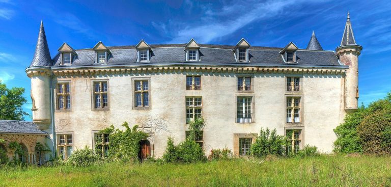 Château de Castelfranc: A Reconstructed Estate with an Astronomical Observatory