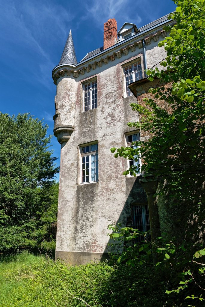 Château de Castelfranc: A Reconstructed Estate with an Astronomical Observatory 2 Château de Castelfranc