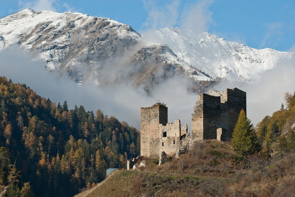 Tschanüff Castle: A Medieval Hill Fortress in Switzerland 1 Tschanüff Castle