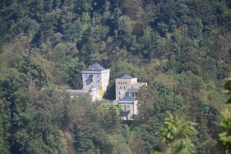 Schloss Neuhaus: A Medieval Castle and Former Court Seat in Salzburg