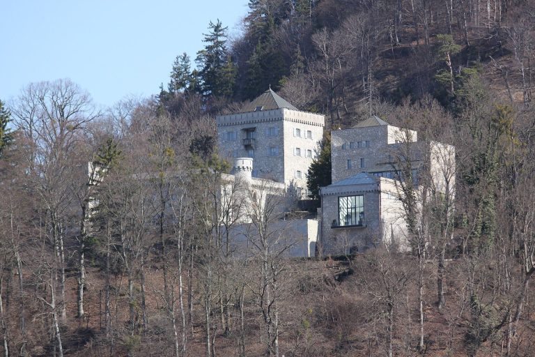 Schloss Neuhaus: A Medieval Castle and Former Court Seat in Salzburg