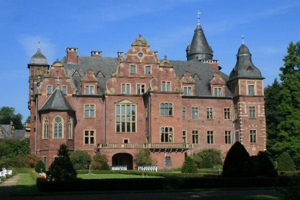 Krickenbeck Castle: A Moated Noble Residence in Germany