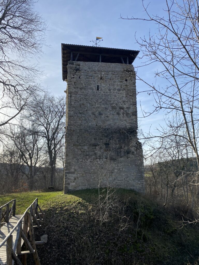 Ruine Hohenringingen: A Medieval Hilltop Castle in Germany