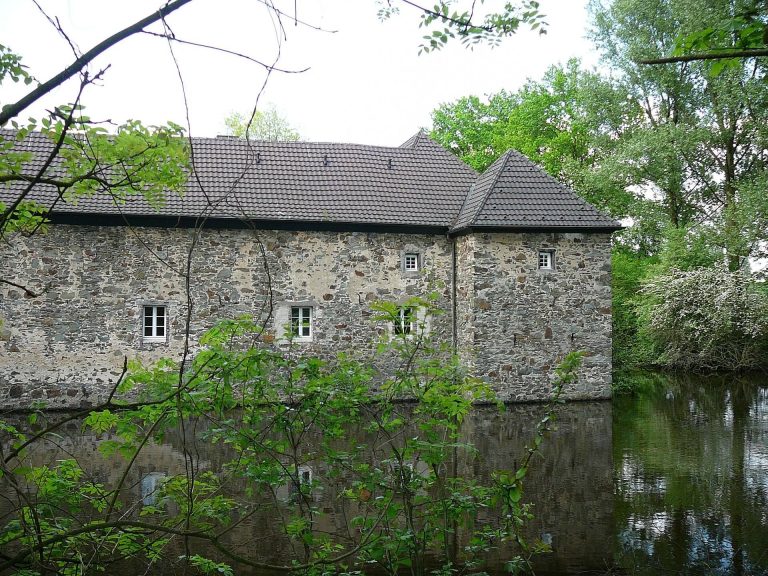 Haus Graven: A Moated Castle in Langenfeld, Germany
