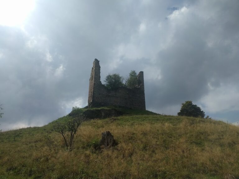 Ruine Althaus: A Romanesque Hilltop Castle Ruin in Austria