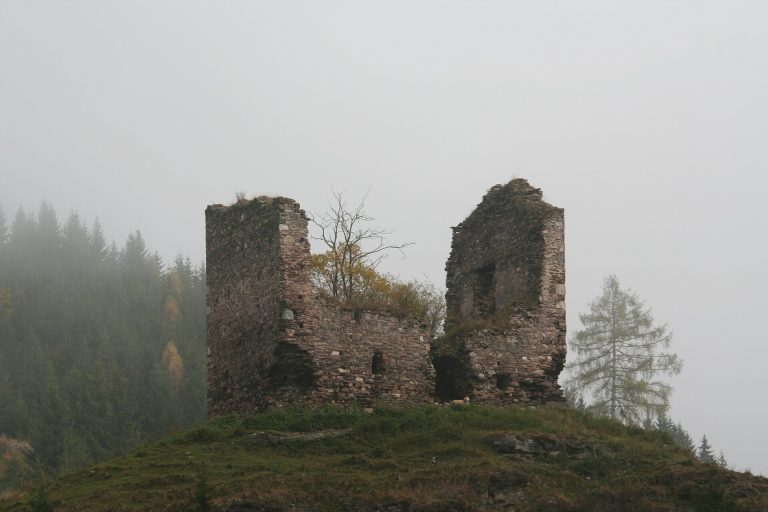 Ruine Althaus: A Romanesque Hilltop Castle Ruin in Austria