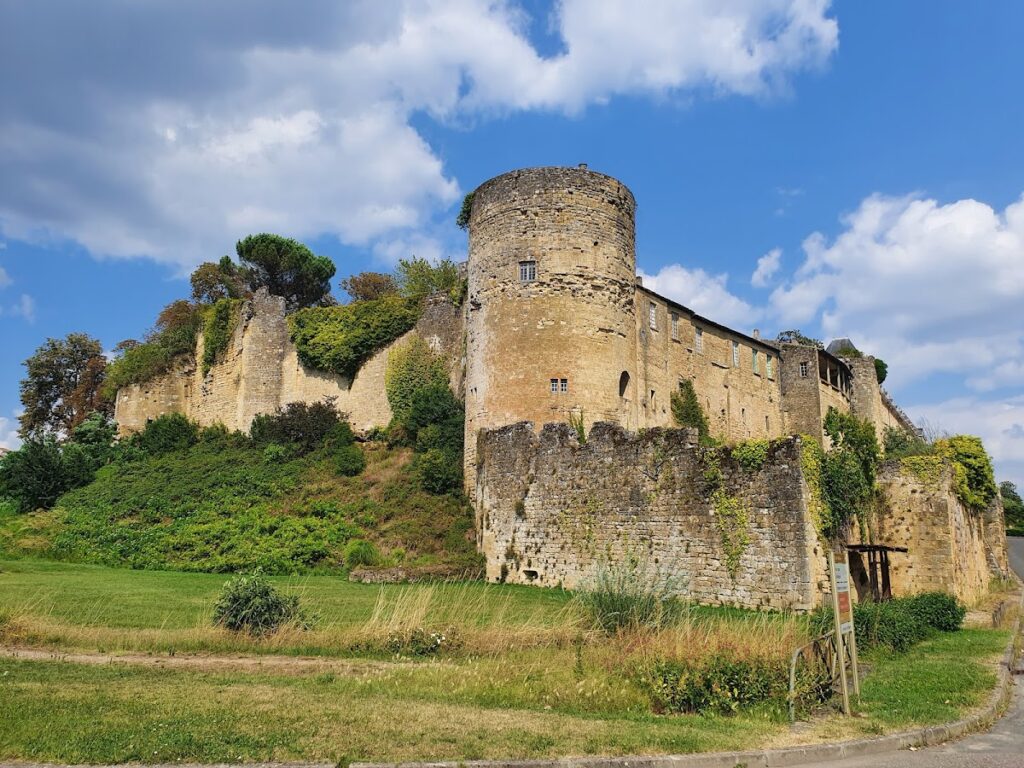 Château des Quat'Sos: A Medieval Fortress in La Réole 1 Château des Quat'Sos