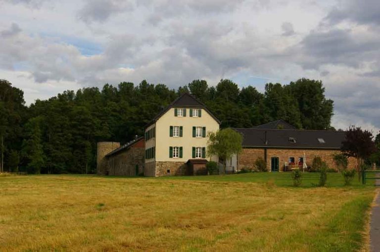 Dückeburg: A Historic Lowland Water Castle and Agricultural Estate in Germany
