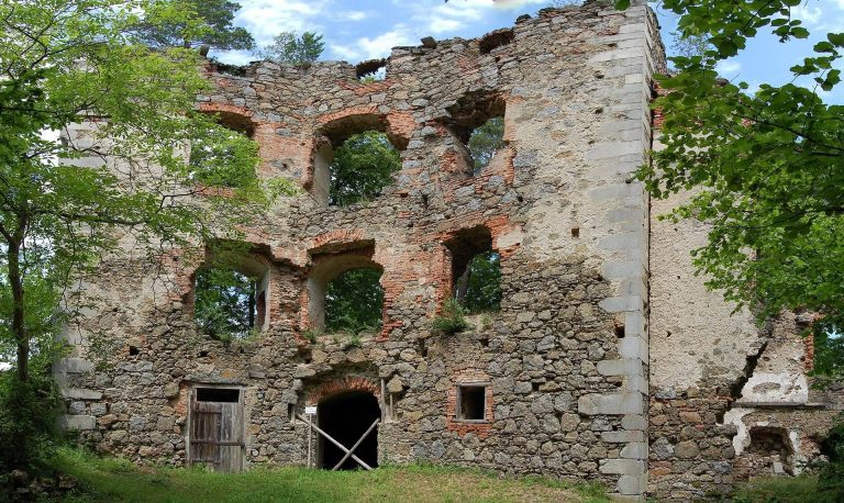 Ruine Oberwallsee: A Medieval Castle Ruin in Austria