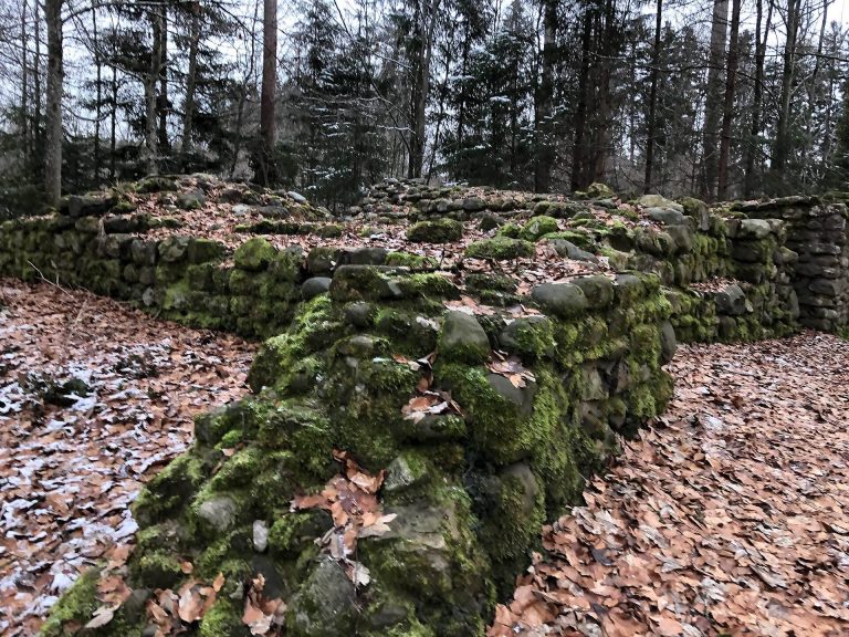 Burgruine Heitnau: A Medieval Hilltop Castle Ruin in Switzerland