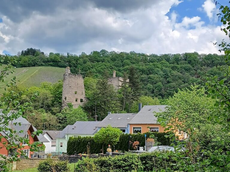 Burgruine Sommerau: A Medieval Spur Castle in Germany