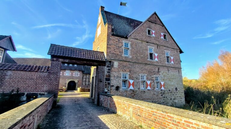 Burg Kakesbeck: A Medieval Water Castle in Lüdinghausen, Germany