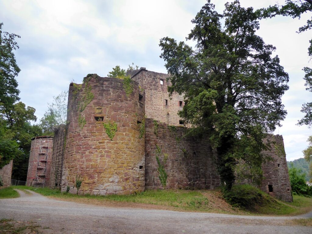 Minneburg: A Ruined Hilltop Castle in Germany 2 Minneburg