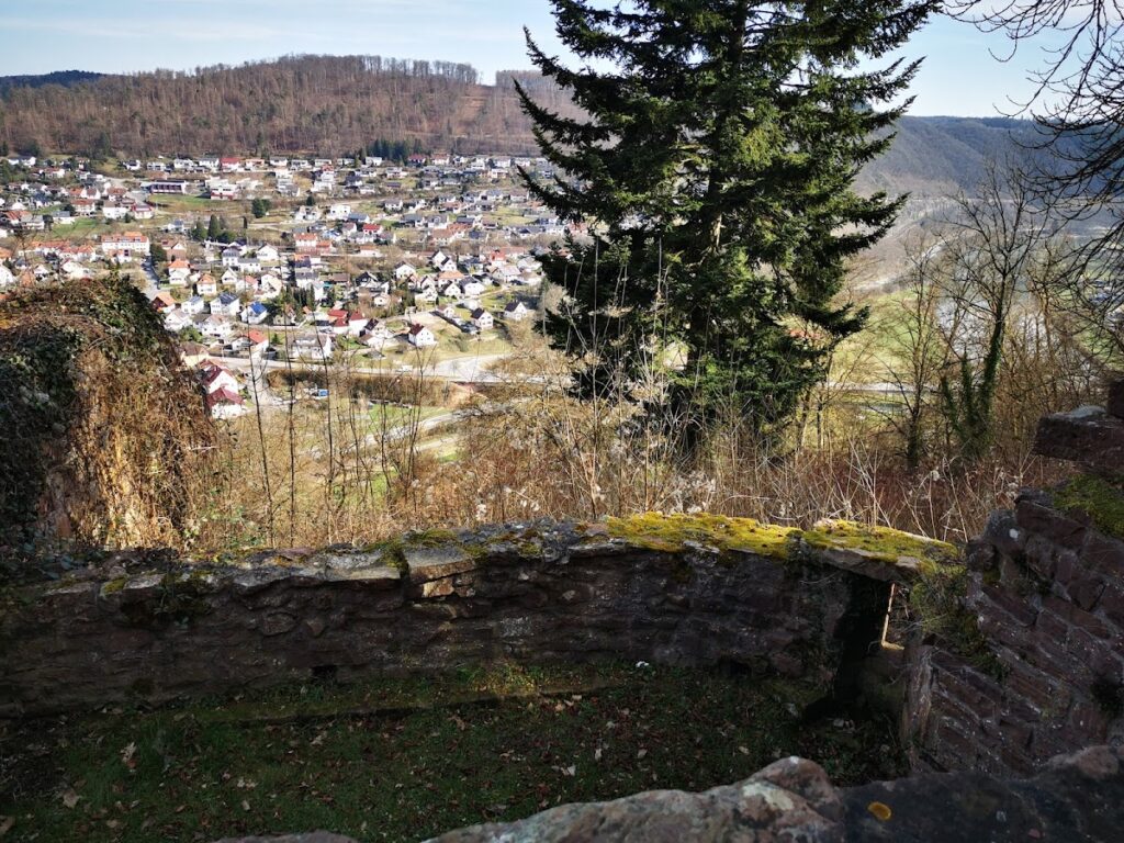 Minneburg: A Ruined Hilltop Castle in Germany 5 Minneburg