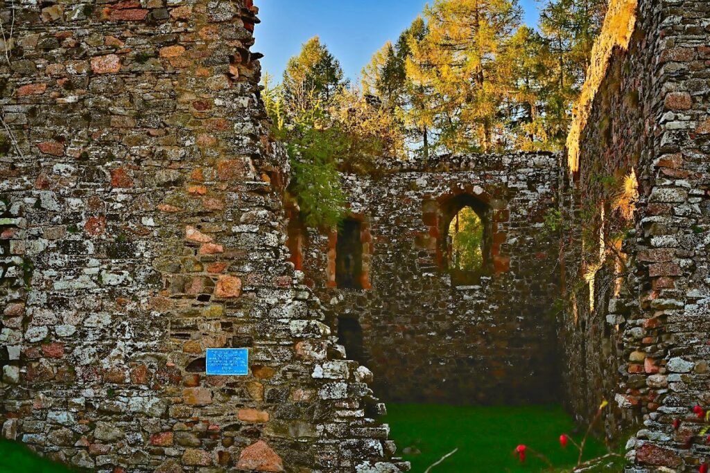 Rait Castle: A Ruined Hall-House Castle in Scotland 1 Rait Castle