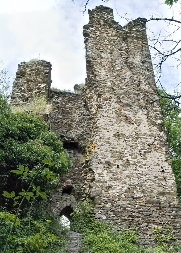 Burg Rheinberg: A Medieval Spur Castle in Germany
