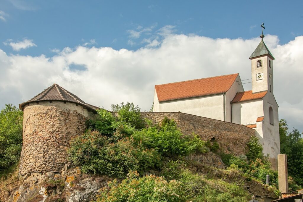 Burgruine Zangenstein: A Medieval Hill Castle in Germany 1 Burgruine Zangenstein