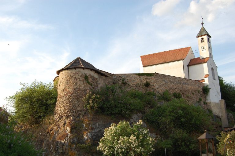 Burgruine Zangenstein: A Medieval Hill Castle in Germany