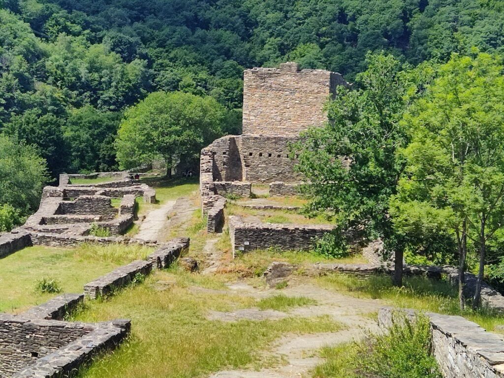 Schmidtburg: A Medieval Hill Castle and Administrative Seat 2 Schmidtburg