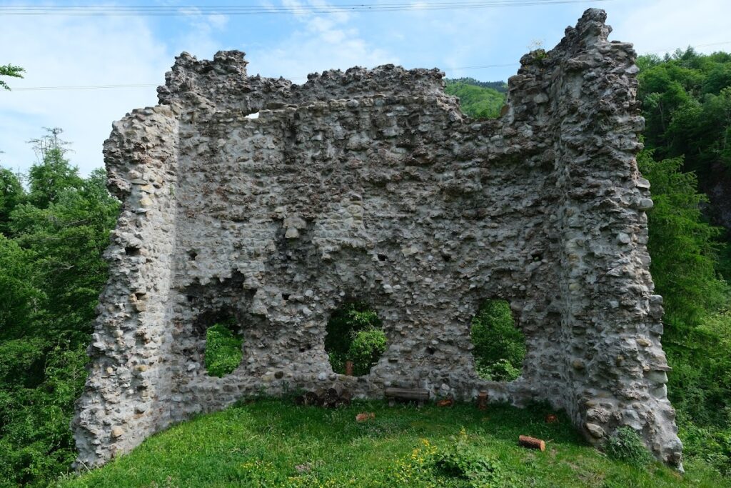 Niederwindegg Castle: Medieval Administrative Seat in Switzerland 1 Medieval castle ruins of Niederwindegg