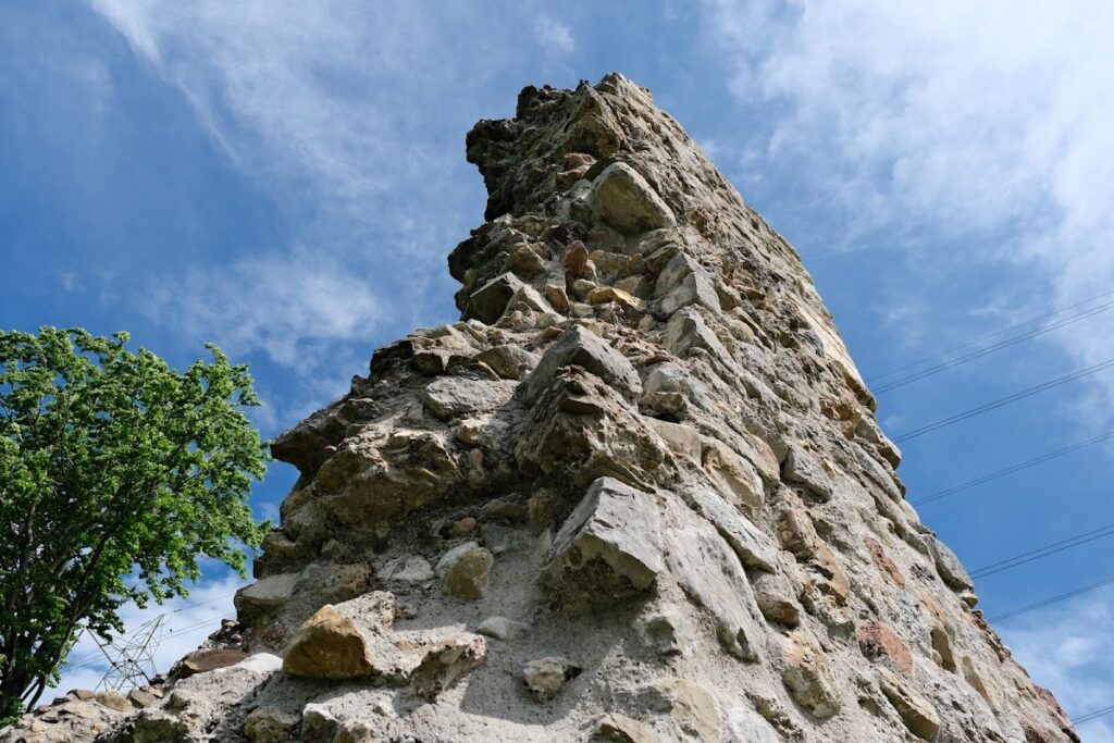 Niederwindegg Castle: Medieval Administrative Seat in Switzerland 2 Medieval castle ruins of Niederwindegg