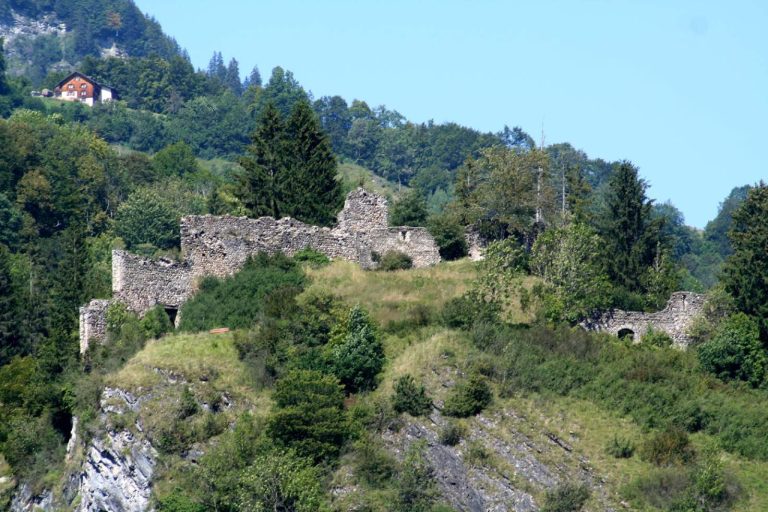 Solavers Castle: A Fortified Church and Feudal Stronghold in Switzerland