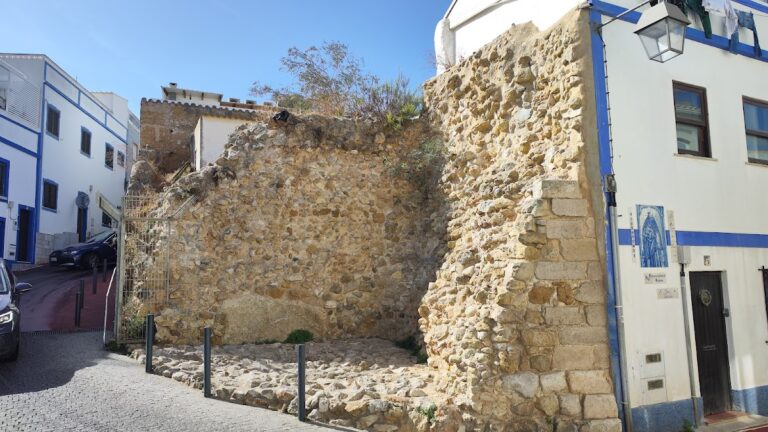 Castelo de Albufeira: Medieval Fortress and Muslim Citadel in Portugal