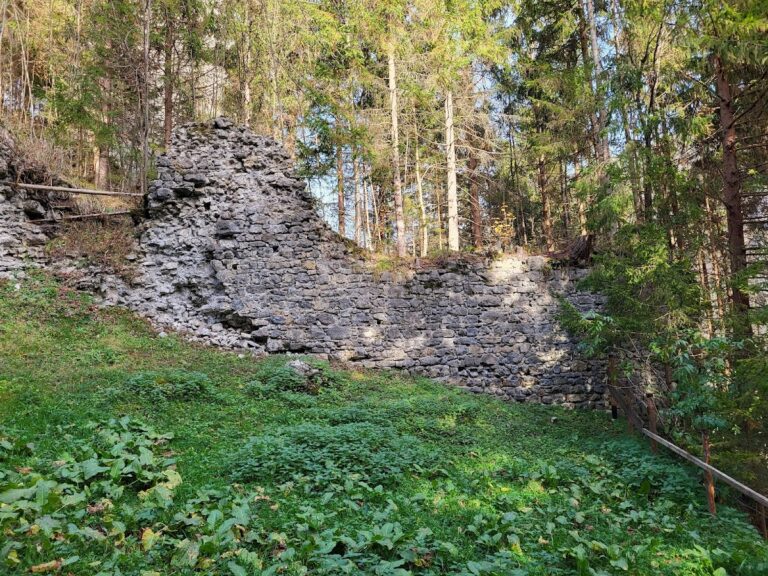 Burgruine Flaschberg: Ruins of a Medieval Hilltop Castle in Austria
