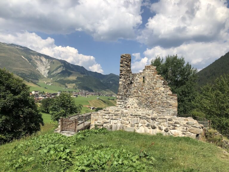 Burg Pontaningen: A Medieval Hilltop Castle in Switzerland