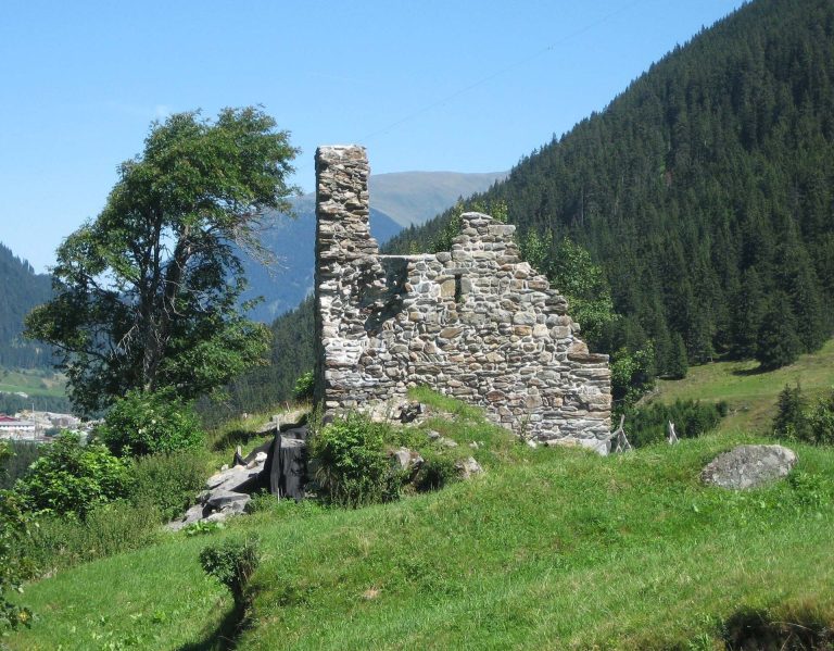 Burg Pontaningen: A Medieval Hilltop Castle in Switzerland