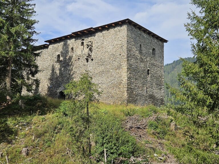 Burgruine Klauseck: A Medieval Border Fortress in Austria