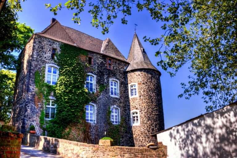 Burg Röthgen: A medieval water castle in Eschweiler