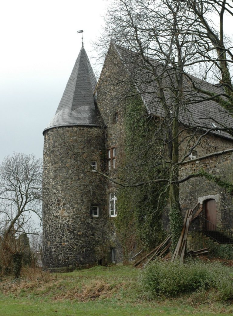 Burg Röthgen: A Moated Castle in Eschweiler, Germany