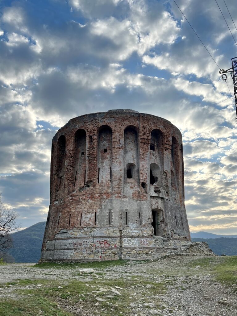 Torre Quezzi: 19th-century observation and defensive tower in Genoa