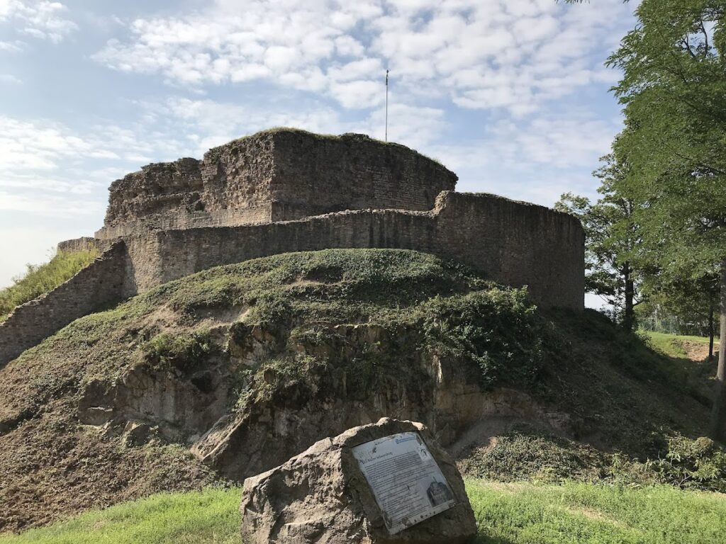 Burg Schauenburg: A Ruined Hilltop Castle in Germany 3 Burg Schauenburg