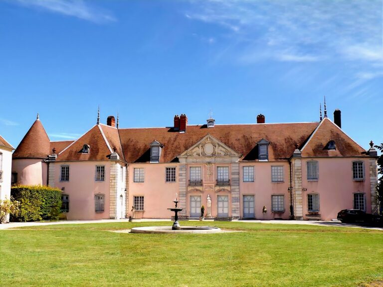 Château de Torpes: A Fortified Residence in France